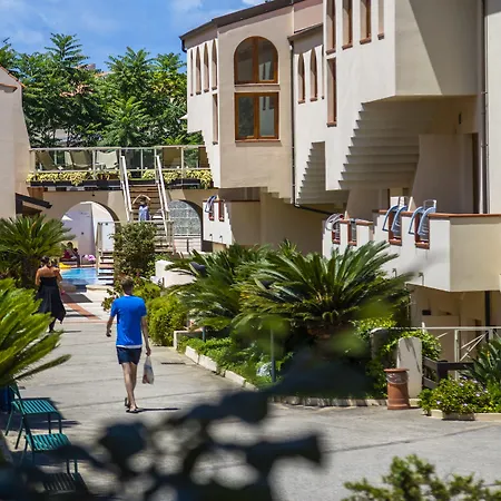 Tropis 4* تروبيا